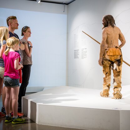 Family in the permanent exhibition, 2nd floor | © © South Tyrol Museum of Archaeology / flipflop-collective